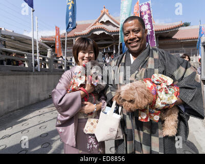 Silvesterfeiern im Futenma Schrein, Okinawa, Japan. 01.01.2015. Einige Besucher und ihre Haustiere tragen traditionelle Kleidung. Bildnachweis: Chris Willson/Alamy Live-Nachrichten Stockfoto