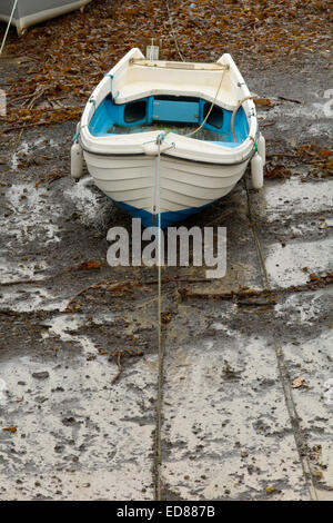 Boot im Hafen von Mousehole, Cornwall, England bei Ebbe Stockfoto