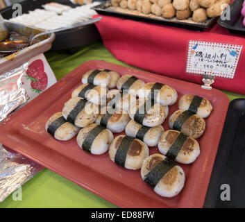 Silvesterfeiern im Futenma Schrein, Okinawa, Japan. 1. Januar 2015.  Mochi süßer Reis Süßigkeiten. Bildnachweis: Chris Willson/Alamy Live-Nachrichten Stockfoto