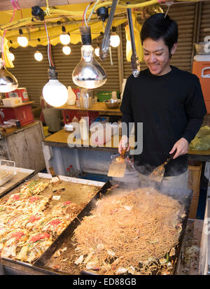 Silvesterfeiern im Futenma Schrein, Okinawa, Japan. 1. Januar 2015.  Yaki Soba aufgetischt für Besucher. Bildnachweis: Chris Willson/Alamy Live-Nachrichten Stockfoto