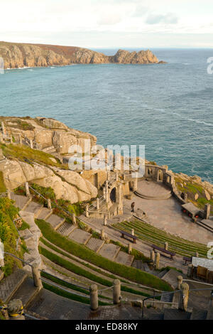 Logan Rock Landzunge gesehen von Minack Theatre, Porthcurno, Cornwall, England Stockfoto