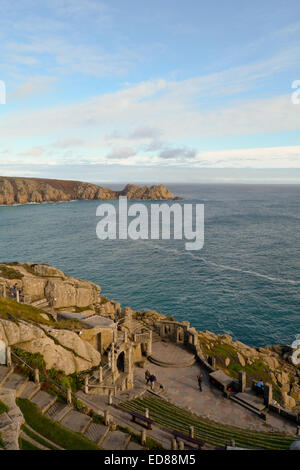 Logan Rock Landzunge gesehen von Minack Theatre, Porthcurno, Cornwall, England Stockfoto