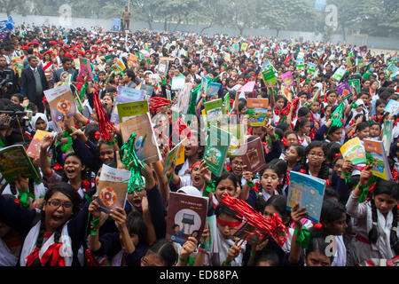 Dhaka, Bangladesch. 1. Januar 2015.  Student feierte das Lehrbuch-Festival am Neujahrstag in Bangladesh.The Festival in allen primären und zweite Ölförderung und Madrashas spielerischen landesweit gefeiert. Regierung von Bangladesch kostenlos Bücher bundesweit für Schüler von Klasse 1 bis Klasse 9 verteilt.  Bildnachweis: Zakir Hossain Chowdhury Zakir/Alamy Live-Nachrichten Stockfoto