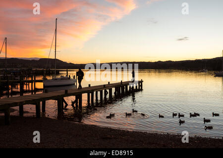 Sonnenuntergang in Ambleside über Lake Windermere, Lake District, Großbritannien. Stockfoto