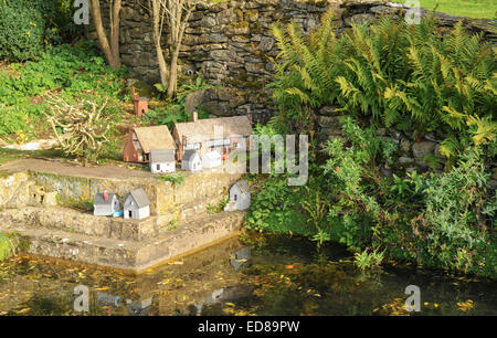 Miniatur Häuser an einem Teich Snowshill Manor, in der Nähe der traditionellen Cotswold Dorf von Broadway, Gloucestershire, England, UK Stockfoto