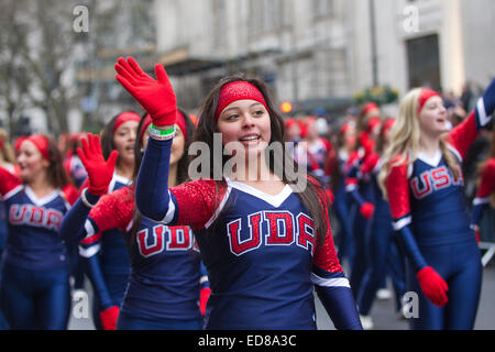 London, UK. 1. Januar 2015. Londoner New Year es Day Parade 2015, London, England, UK Performer aus Universal Dance, Dance & United Spirit Landesverbänden aus den USA nehmen Teil in des Londons Neujahr Parade 2015 mit der Transport-Thema "London unterwegs" mit marching Bands, Tänzer und eine Vielzahl von Fahrzeugen in allen Formen und Größen. Bildnachweis: Jeff Gilbert/Alamy Live-Nachrichten Stockfoto