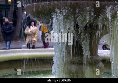 Thessaloniki, Griechenland, 1. Januar 2015. Eiszapfen hängen von einem gefrorenes Wasser-Brunnen in der nördlichen griechischen Hafen von Thessaloniki. Starker Schneefall und Glatteis verursacht große Probleme auf den Straßen in ganz Griechenland, am Mittwoch, Autofahrer, für zwei Stunden auf der Nationalstraße gefangen. Die Kaltfront ist voraussichtlich bis Sonntag bleiben. Bildnachweis: Orhan Zolak/Alamy Live-Nachrichten Stockfoto