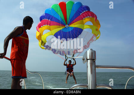 Strand Parasailing in Utorda, Go, Indien Stockfoto