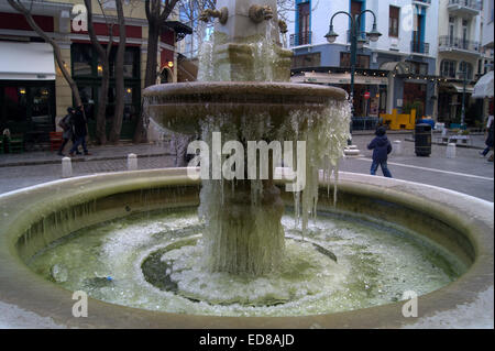 Thessaloniki, Griechenland, 1. Januar 2015. Eiszapfen hängen von einem gefrorenes Wasser-Brunnen in der nördlichen griechischen Hafen von Thessaloniki. Starker Schneefall und Glatteis verursacht große Probleme auf den Straßen in ganz Griechenland, am Mittwoch, Autofahrer, für zwei Stunden auf der Nationalstraße gefangen. Die Kaltfront ist voraussichtlich bis Sonntag bleiben. Bildnachweis: Orhan Zolak/Alamy Live-Nachrichten Stockfoto