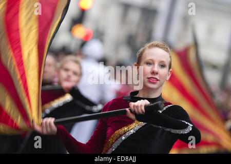 London, UK. 1. Januar 2015. Londoner New Year es Day Parade 2015, London, England, UK Performer von Middleton High School Kardinal Marching Band, Wisconsin, USA nehmen Sie Teil an der London's Neujahr Parade 2015 mit es ist Transport Thema des "London unterwegs" featuring Marschkapellen, Tänzer und eine Vielzahl von Fahrzeugen in allen Formen und Größen. Bildnachweis: Jeff Gilbert/Alamy Live-Nachrichten Stockfoto