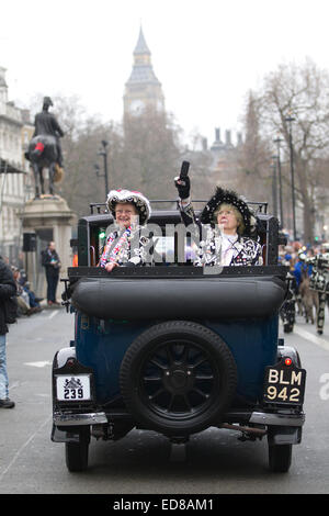 London, UK. 1. Januar 2015. Londoner New Year es Day Parade 2015, London, England, UK London Pearly Kings und Queens beteiligen sich im London des Neujahrs Parade 2015 mit Transport Thema des "London unterwegs" featuring Marschkapellen, Tänzer und eine Vielzahl von Fahrzeugen in allen Formen und Größen. Bildnachweis: Jeff Gilbert/Alamy Live-Nachrichten Stockfoto