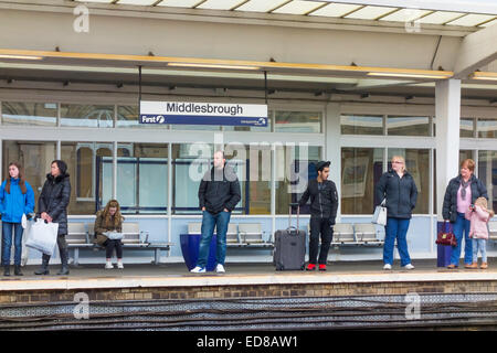 Fahrgäste im Westen gebunden Plattform Middlesbrough Station einen Zug warten. Stockfoto