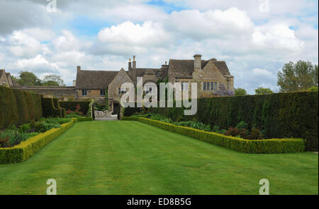 Blick auf Garten und Haus Whatley Manor in Cotswolds, in der Nähe von Malmesbury, Wiltshire, England, UK Stockfoto