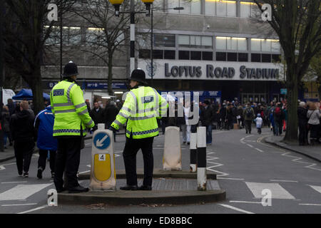 Loftus Road, London, UK. 1. Januar 2014.  Fans besuchen das erste englische Premier League-Spiel des neuen Jahres zwischen Queens Park Rangers und Swansea. Fans kamen Warm eingepackt an einem kalten Wintertag. Bildnachweis: Amer Ghazzal/Alamy Live-Nachrichten Stockfoto