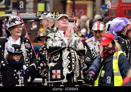 London, UK. 1. Januar 2015. Neujahr Parade von Piccadilly, Parliament Square. Pearly Könige und Königinnen auf besseres Wetter beten Stockfoto