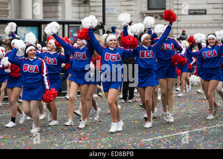 Cheerleader aus dem universellen Cheerleader Verein führen eine Routine auf Whitehall in London Silvester Day Parade 2015 Stockfoto