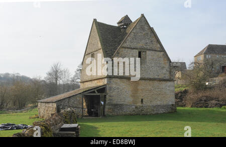 Taubenschlag auf dem River Windrush in den Cotswolds Naunton, in der Nähe von Moreton in Marsh, Gloucestershire, England, UK Stockfoto