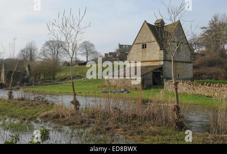 Taubenschlag auf dem River Windrush in den Cotswolds Naunton, in der Nähe von Moreton in Marsh, Gloucestershire, England, UK Stockfoto