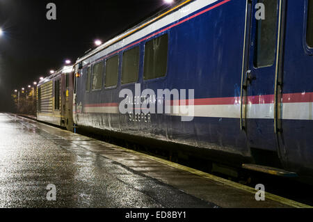 Das Caledonian Sleeper-Zug nach London an einem regnerischen Abend warten in der Plattform am Bahnhof von Fort William Stockfoto