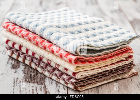 Bunte Quadrat überprüft Küche Servietten auf weißer Holztisch Stockfoto