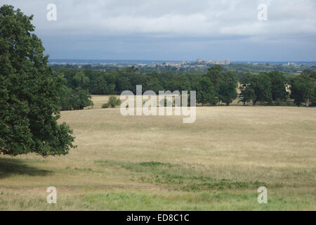 Magische Aussicht vom großen Park von Windsor Castle In Entfernung &amp; Umgebung zeigt angelegte Fahrten Stockfoto