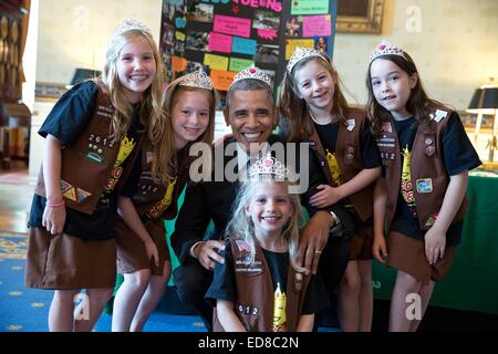 US-Präsident Barack Obama zieht eine Prinzessin Krone, als er für ein Foto mit Brownies aus Girl Scout Truppe 2612 während eines Besuchs in ihrer Wissenschaftsmesse 27. Mai 2014 in Tulsa, Oklahoma darstellt. Stockfoto