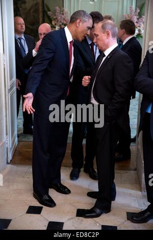US-Präsident Barack Obama spricht mit russischen Präsidenten Vladimir Putin nach einem Mittagessen mit anderen ausländischen Führern an den 70. Jahrestag des d-Day am Chateau de Batterie 6. Juni 2014 in der Normandie, Frankreich. Stockfoto