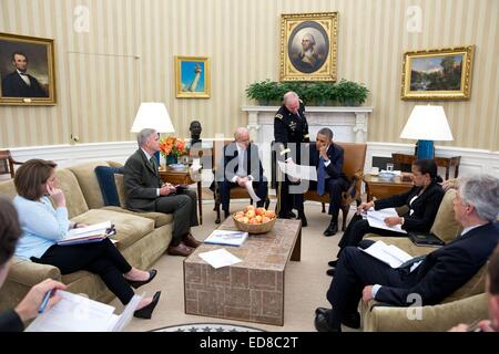 US-Präsident Barack Obama auf die Krise im Irak vom Joint Chiefs Chairman General Martin Dempsey im Oval Office des weißen Hauses 13. Juni 2014 in Washington, DC unterrichtet ist. Stockfoto