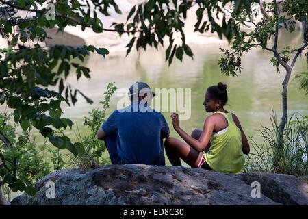 US-Präsident Barack Obama teilt sich einen ruhigen Moment mit seiner Tochter Sasha während Vater und Tochter Wanderung am 29. Juni 2014 in Great Falls, Virginia. Stockfoto