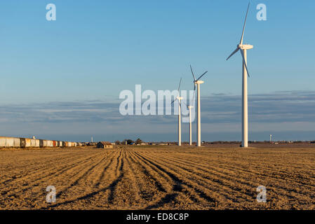 erneuerbare Energie Windkraftanlagen in ländlichen Heuwiesen Stockfoto