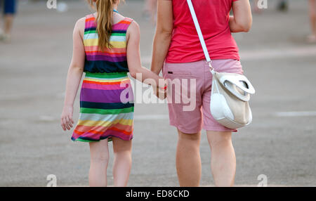 BENICASIM, Spanien - Juli 19: Eine Mutter nimmt die Hand seiner Tochter beim FIB (Festival Internacional de Benicassim) 2013 Festival. Stockfoto