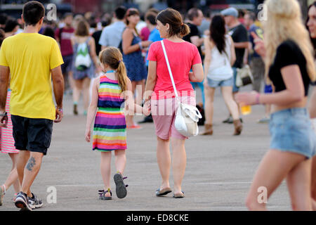 BENICASIM, Spanien - Juli 19: Eine Mutter nimmt die Hand seiner Tochter beim FIB (Festival Internacional de Benicassim) 2013 Festival. Stockfoto