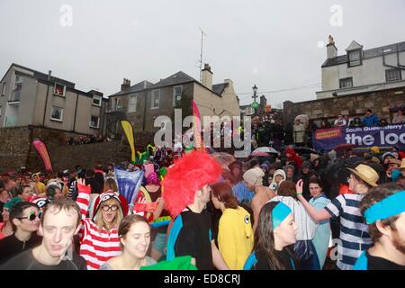South Queensferry, Schottland. 1. Januar 2015. Looney Dook 2015 Teil Edinburghs Hogmanay 2015 bei South Queensferry. Bildnachweis: Pako Mera/Alamy Live-Nachrichten Stockfoto