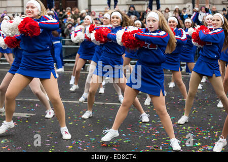 Cheerleader aus dem universellen Cheerleader Verein führen eine Routine auf Whitehall in London Silvester Day Parade 2015 Stockfoto