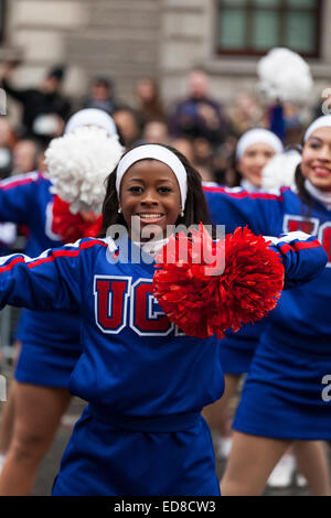 Cheerleader aus dem universellen Cheerleader Verein führen eine Routine auf Whitehall in London Silvester Day Parade 2015 Stockfoto