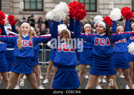 Cheerleader aus dem universellen Cheerleader Verein führen eine Routine auf Whitehall in London Silvester Day Parade 2015 Stockfoto