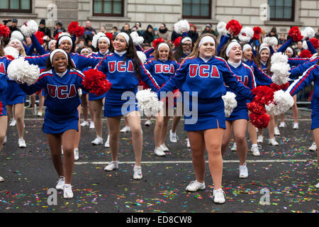 Cheerleader aus dem universellen Cheerleader Verein führen eine Routine auf Whitehall in London Silvester Day Parade 2015 Stockfoto