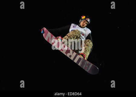 ISTANBUL, Türkei - 20. Dezember 2014: Seppe Smits Sprung in der FIS Snowboard World Cup Big Air. Dies ist die erste Big Air Event für beide, Stockfoto