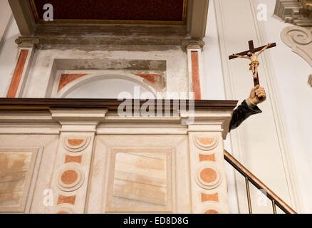 Eine Hand hält ein Kreuz in die Kirche von Str. Francis von Assisi in Piran Slowenien-Statue Stockfoto