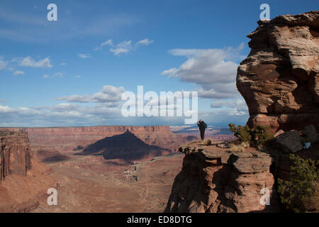 USA, Utah, Canyonlands National Park, Insel im Himmel von Shafer Canyon Overlook, Touristen fotografieren Stockfoto