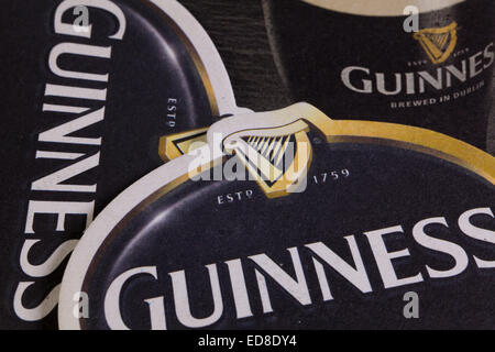 ENGLAND, LONDON - 11. November 2014: Bierdeckel von Guinness beer.St. James es Gate Brauerei ist eine Brauerei im Jahre 1759 in Dublin gegründet, Stockfoto