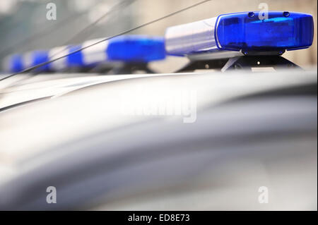 Detail mit Polizeisirene blau leuchtet auf einem Auto Stockfoto