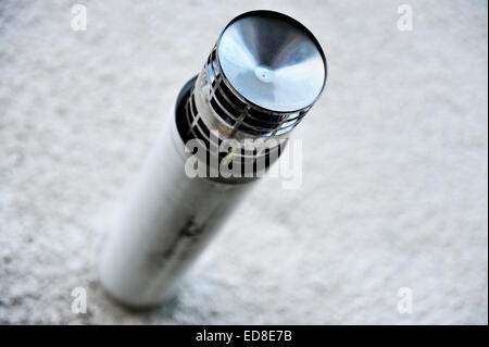 Detail mit einer Gasleitung Belüftung an einer freien Wand erschossen Stockfoto