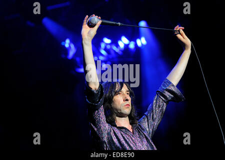 BENICASIM, Spanien - 19 Juli: Bobby Gillespie, Sänger der Band Primal Scream, konzertante Aufführung beim FIB Festival. Stockfoto