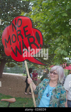 Eine Frau hält ein Schild mit der Aufschrift "Nie wieder Krieg" zu einem moralischen Montag Rallye in Asheville, North Carolina Stockfoto