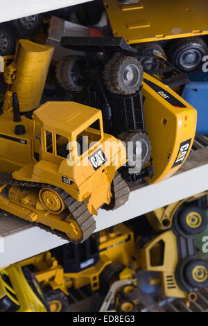 LKW und Bagger für die Verwendung im Garten. Kinderspielzeug. Stockfoto