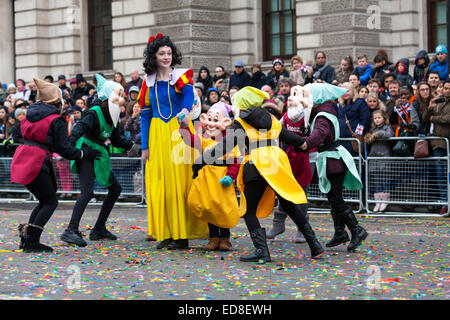 Darsteller aus der London Borough of Sutton vorhanden "Heigh-Ho Heigh-Ho, es ist aus, wir gehen" als Schneewittchen und die sieben Zwerge auf Whitehall in London Silvester Day Parade am 1. Januar 2015 Stockfoto