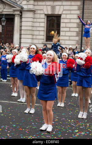 Cheerleader aus dem universellen Cheerleader Verein führen eine Routine auf Whitehall in London Silvester Day Parade 2015 Stockfoto