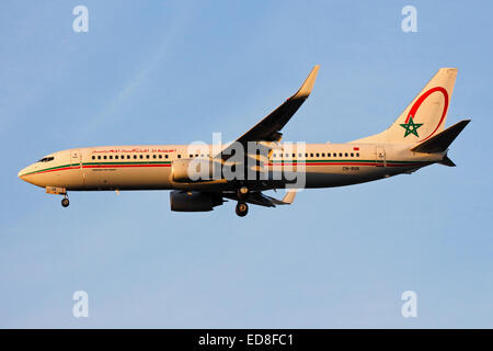 Royal Air Maroc Boeing 737-800 nähert sich Start-und Landebahn 27R am Flughafen London Heathrow. Stockfoto