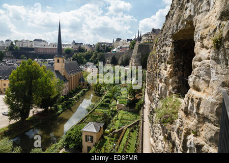 Abtei Neumünster (St. Johannes Kirche) und der Fluss Alzette aus den Bock-Kasematten, Luxemburg-Stadt Stockfoto